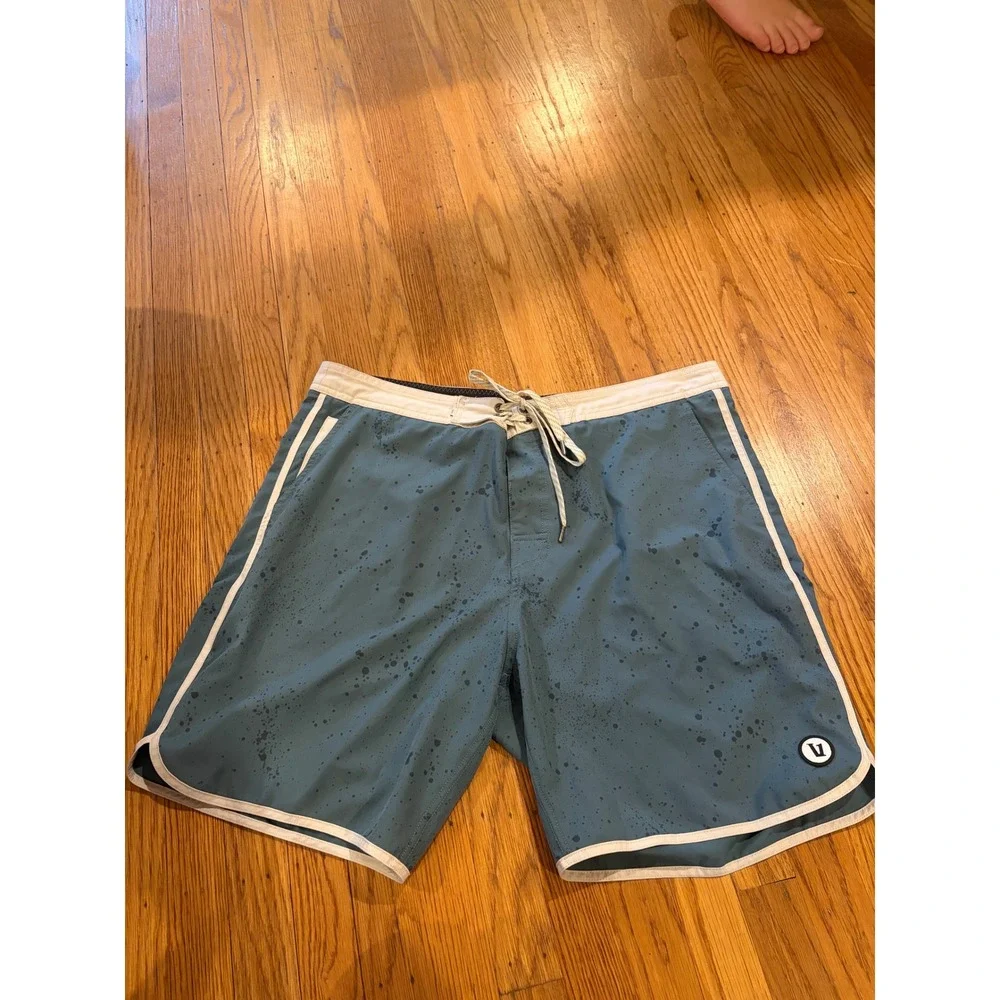 Vuori Cruise Boardshorts Mens 36 Blue Splatter Print Stretch Swim Trunks Scallop